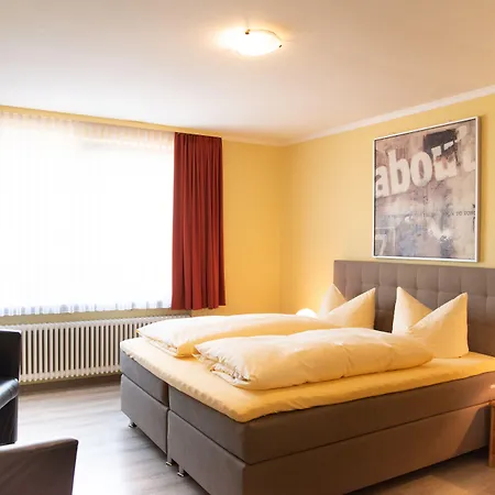 Nora באד קרוצינגן